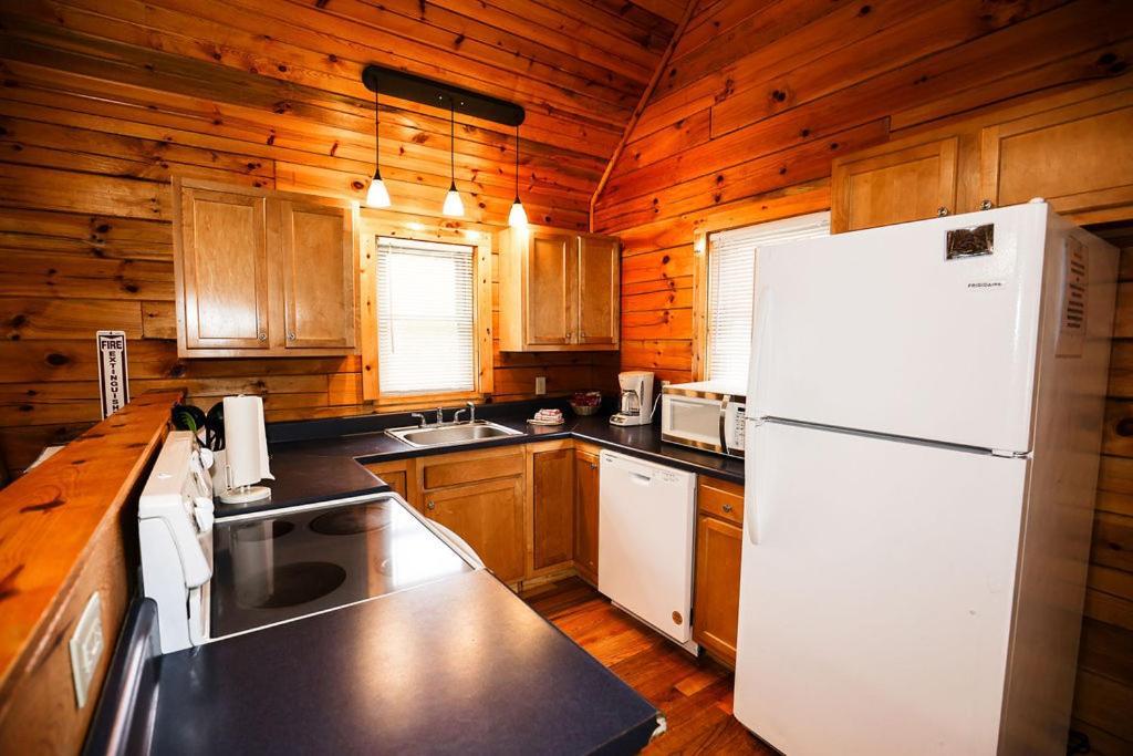 The Cabins At Pine Haven - Beckley Beaver Ngoại thất bức ảnh